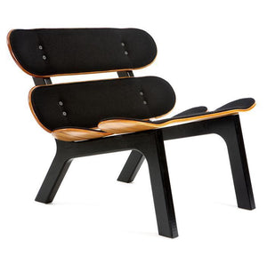 BlackEdition - Polstret | Dansk designet loungestol i naturfarve med sort blød kvalitets polstring og sort lakeret stel.