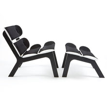 BlackEdition - Polstret (hvide skateboards)| Dansk designet loungestol i hvid med sort blød kvalitets polstring og sort lakeret stel.