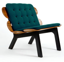 BlackEdition - Petroleum | Dansk designet loungestol i naturfarve med sortlakeret stel og petroleumsblå hyndesæt