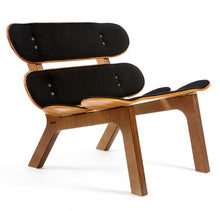 BoardChair - Polstret | Dansk designet loungestol i naturfarve med sort blødt kvalitets polstring.