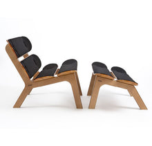 BoardChair - Polstret | Dansk designet loungestol i naturfarve med sort blødt kvalitets polstring.