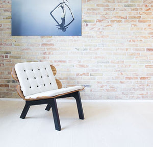 BlackEdition - Råhvid | Dansk designet loungestol i naturfarve med sortlakeret stel og råhvidt hyndesæt