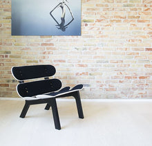 BlackEdition - Polstret (hvide skateboards)| Dansk designet loungestol i hvid med sort blød kvalitets polstring og sort lakeret stel.